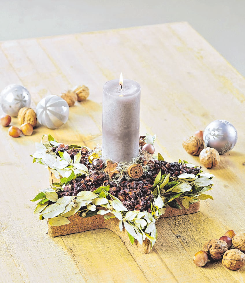 Mit Zimtrinde und Gewürznelken regt ein Adventsgesteck Augen und Nase gleichzeitig an.