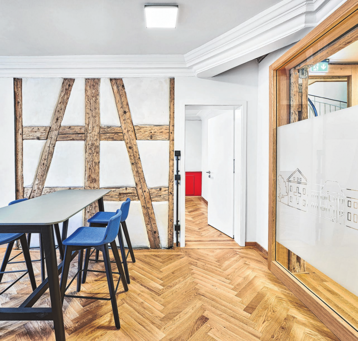 Die Restaurierung der Alten Hofapotheke in Hechingen ist abgeschlossen: Am Samstag wird das städtebauliche Juwel feierlich eingeweiht und die Bevölkerung kann sich bei einem Tag der offenen Tür einen Eindruck von der Revitalisierung des Schmuckstücks machen.