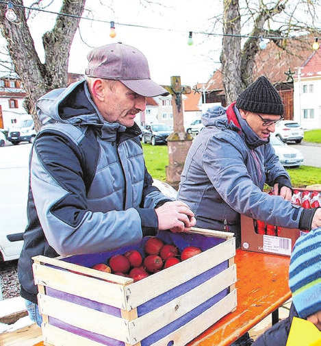 Bürgermeister Friedbert Dieringer (rechts) am Apfelstand.