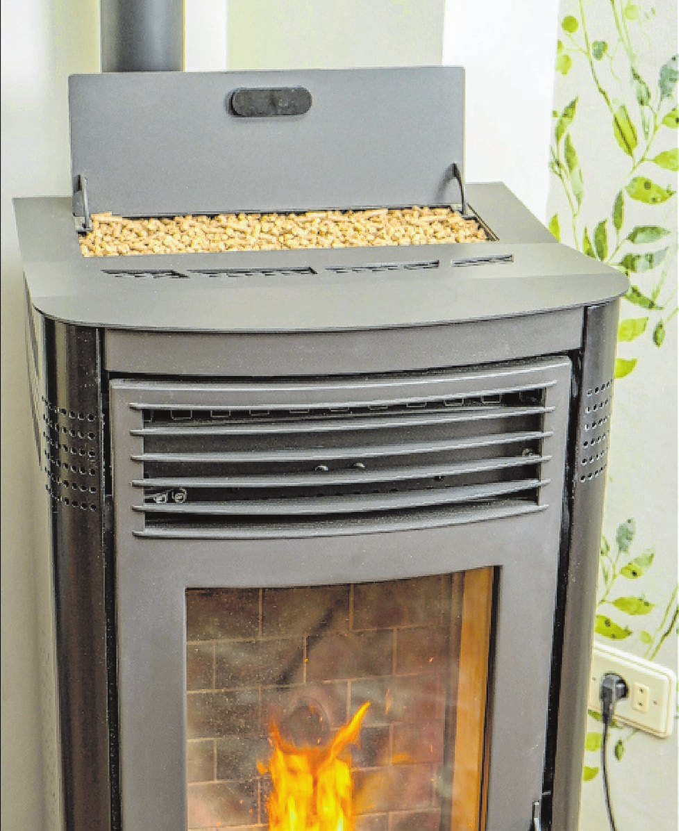 Während eine Pellet-Zentralheizung aus einem Pelletlager automatisch mit Brennstoff versorgt wird, funktionieren die meisten Pelletkaminöfen mit Handbefüllung durch Sackware. Foto: Depi/txn