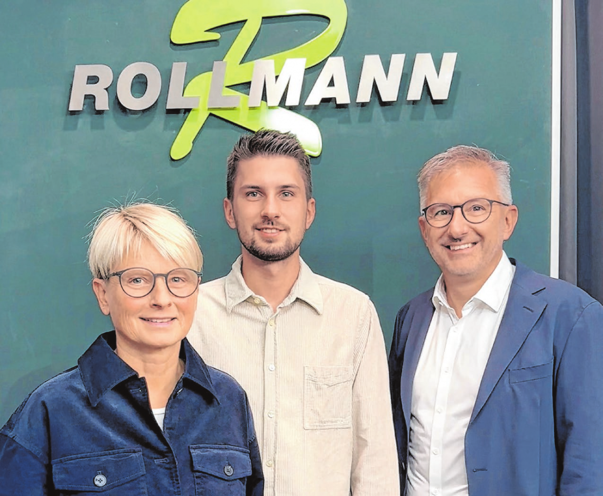 Petra, Nils und Klaus Rollmann (von links) feiern mit ihrem Team und ihren Kunden beim Jubiläumsverkauf bis Samstag das 95-jährige Bestehen des Göppinger Fachgeschäfts.
