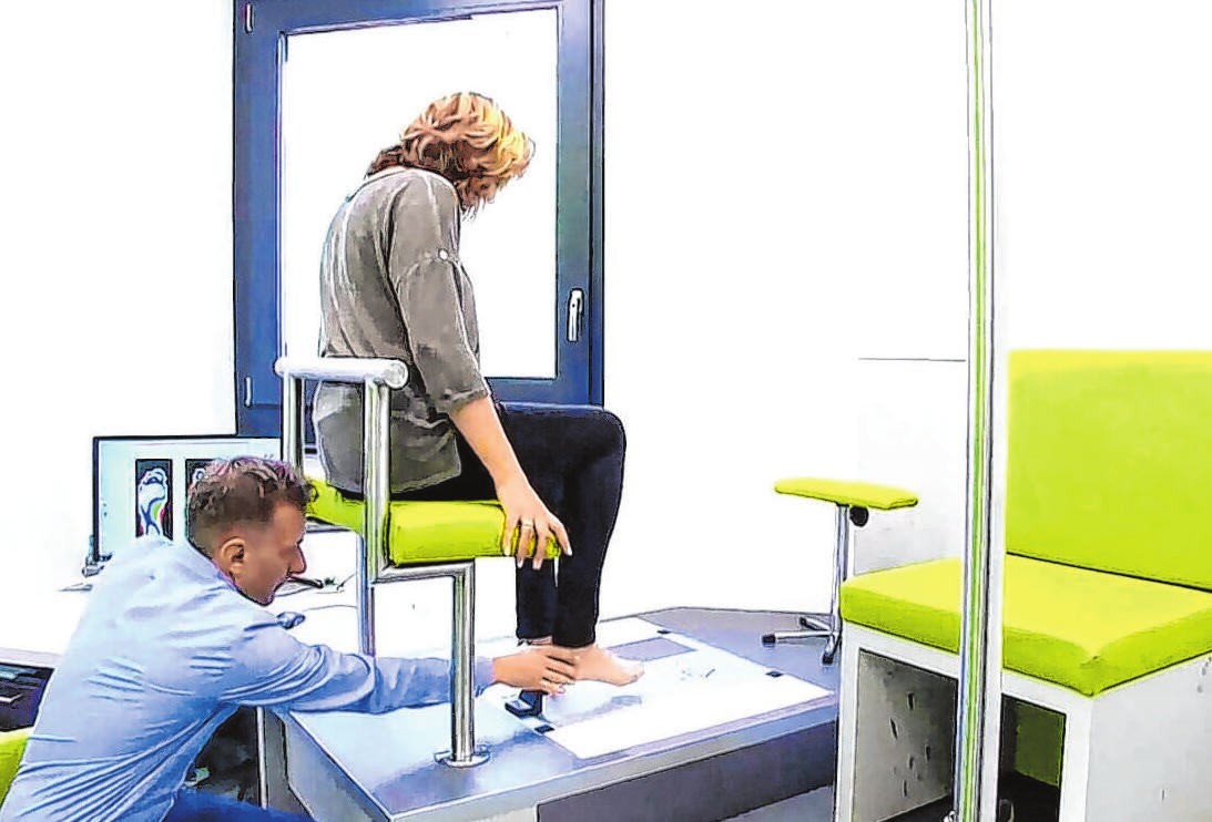 Für die passenden orthopädischen Schuhe und Einlagen werden die Füße vermessen. Das ist Handarbeit, die von digitaler Technik unterstützt wird.