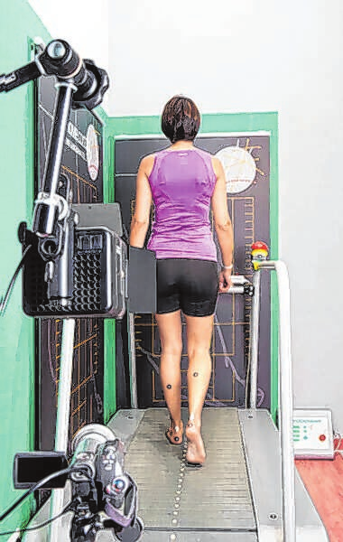 Mit verschiedenen Geräten können Gang und Haltung genau analysiert werden.