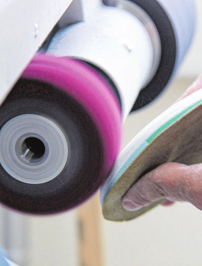 Die Werkstatt fertigt Einlagen und passt Schuhe individuell an.