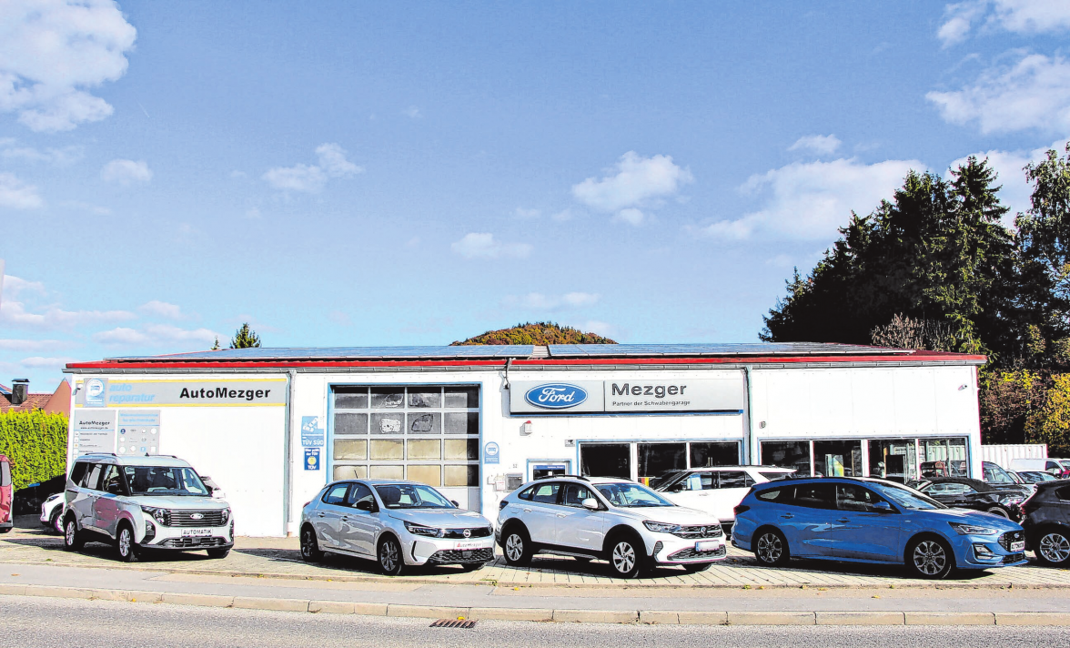 Bilder im Uhrzeigersinn: Der Sitz von „AutoMezger“ ist in der Josef-Maier-Straße 62 in Burladingen. Die beiden Geschäftsführer Hans-Jörg und Wolfgang Mezger in einem Ford-Modell. Vom Neuwagen bis zum Service aus einer Hand: Das Team des Autohauses ist ein kompetenter Ansprechpartner für alle Fragen rund um Ford, aber auch andere Marken sind willkommen. 