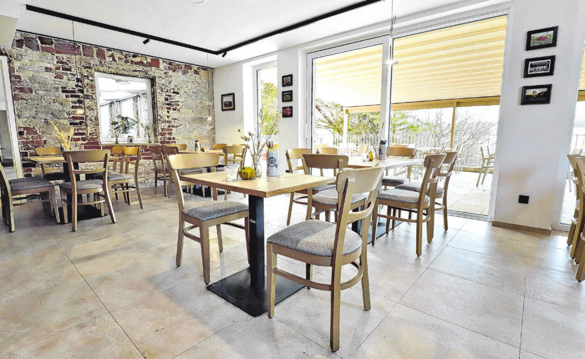 Der neu gestaltete Saal mit Zugang zur Terrasse. Die einstige Außenwand verweist mit seinen Feldsteinen und Ziegeln auf die Geschichte des Hauses als hier noch Ziegel gebrannt wurden.