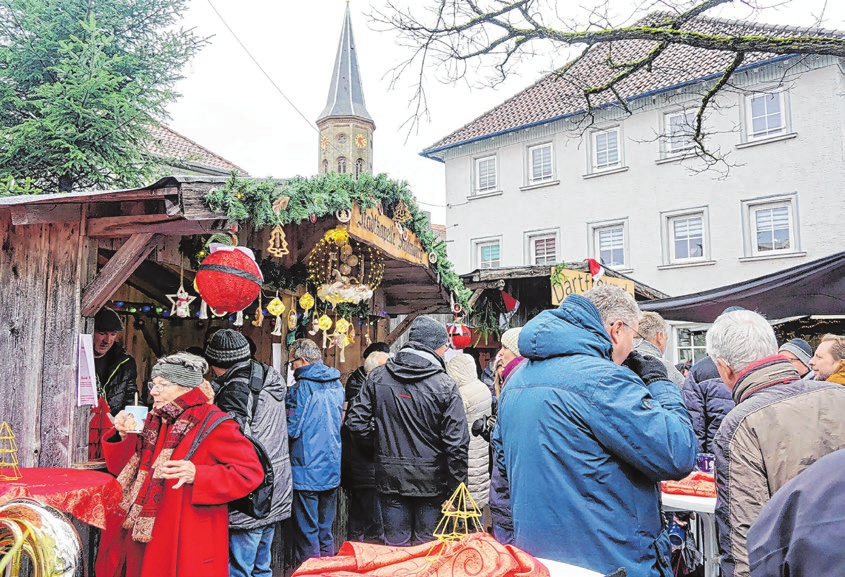 Einfach gemütlich, dieses Weihnachtsdorf: sich treffen, plauschen und gemütlich einen Punsch trinken.