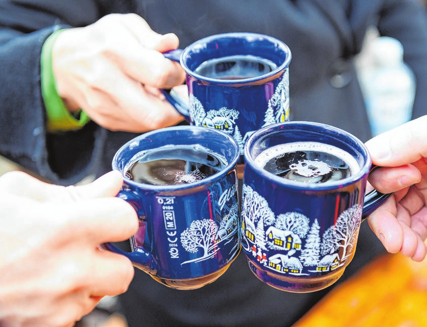 In Albeck können die Besucherinnen und Besucher mit Glühwein und Punsch anstoßen. Foto: Jonas Walzberg/dpa