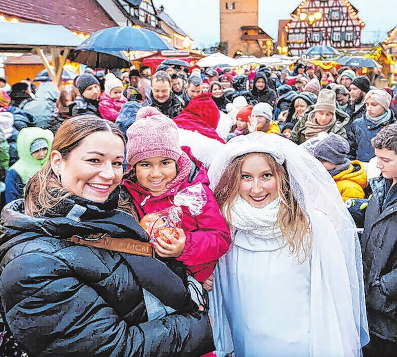 Das Christkind wird von den Kindern sehnsuchtsvoll erwartet. Es besucht den Markt an beiden Tagen um 16.30 Uhr.