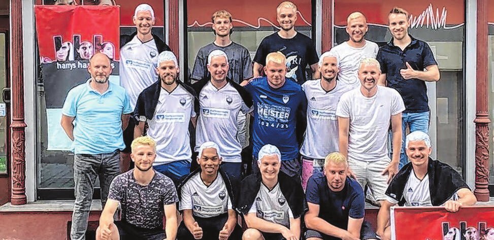 Die Fußballer des TSV Berghülen mit ihrem neuen trendigen Haarton in der Gerbergasse. Foto: Harrys Haar Haus