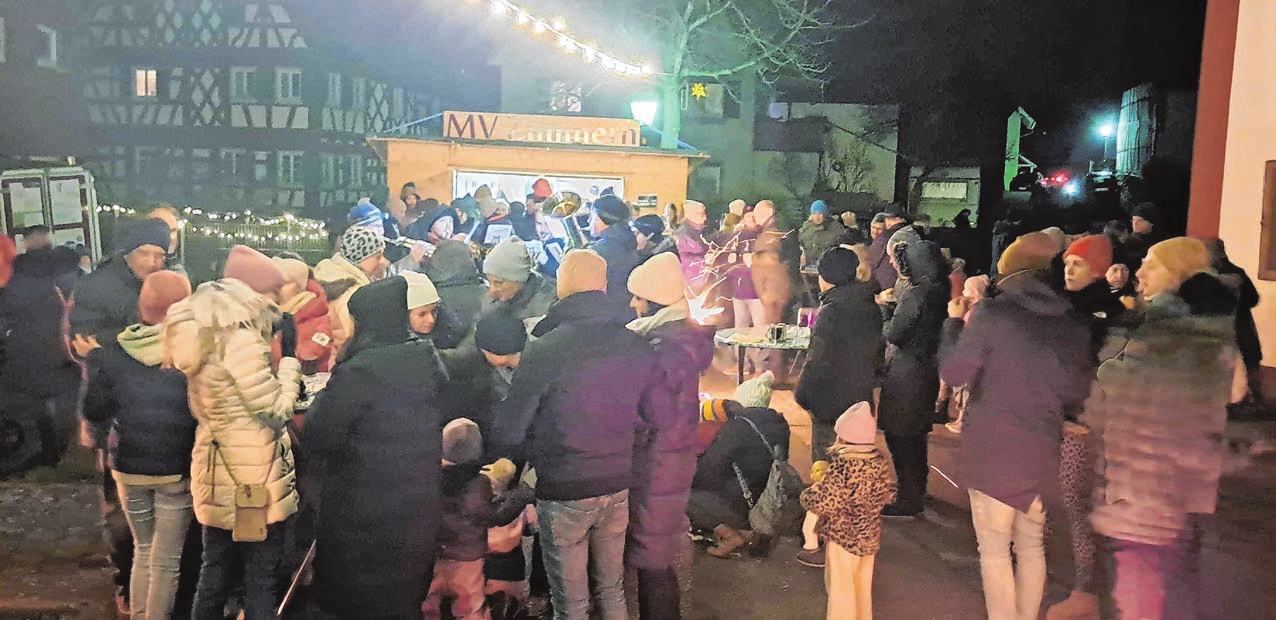 Geselliges Beisammensein in feierlicher Atmosphäre.