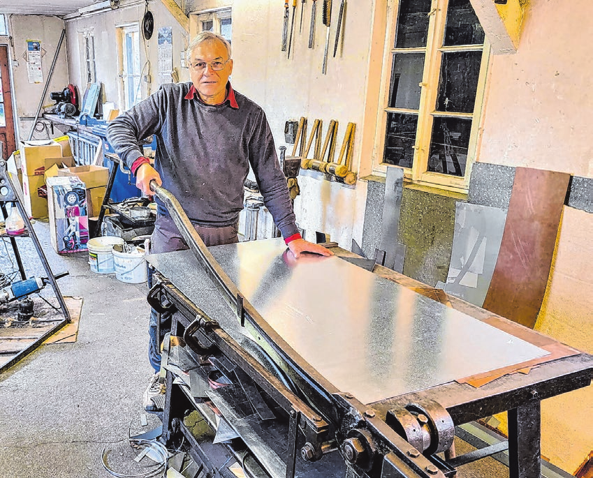 Firmeninhaber Adolf Rudolph arbeitet bis heute mit der 80 Jahre alten Schlagschere. Foto: Klaus Stifel