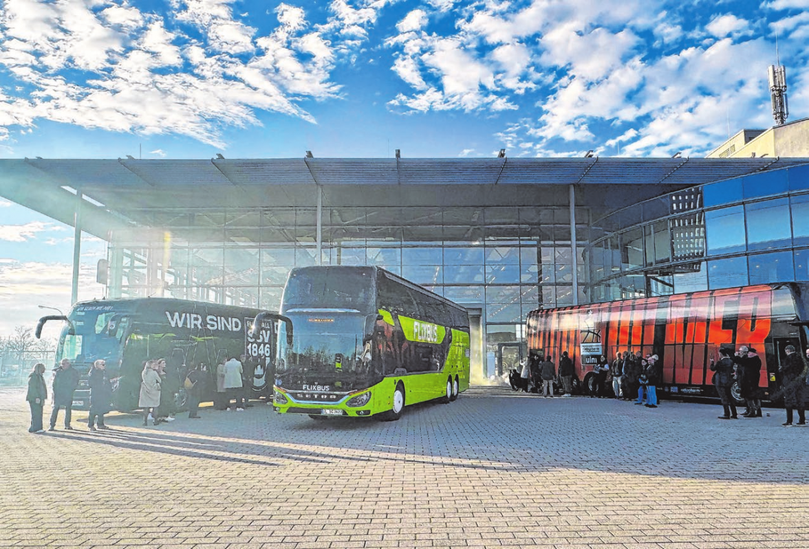 Die geladenen Gäste erleben die Ausfahrt der neuen Busse. Links und rechts zu sehen: die Mannschaftsbusse von Ratiopharm Ulm und des SSV Ulm 1846.