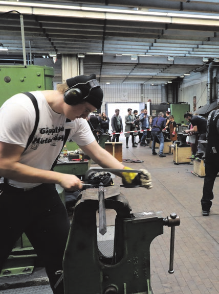 Die Profis haben gezeigt wie es geht (Bild links). Der mögliche Nachwuchs im Metall-Handwerk hat gleich selbst Hand angelegt in der Schmiede. Auch der „Influencer der Herzen“, Marco Gagliardi (Bild rechts), hatte ein heißes Eisen im Feuer. Fotos: Constantin Fetzer
