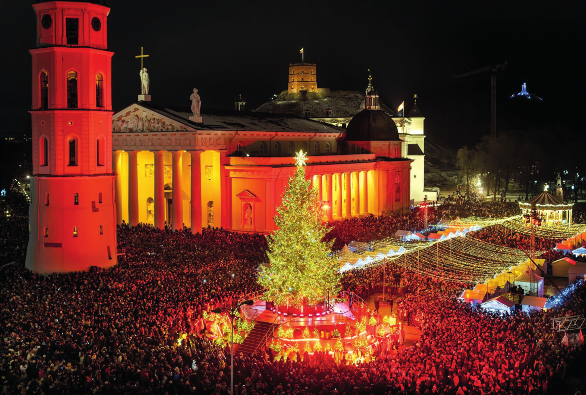 Litauen, Vilnius: Der nationale Weihnachtsbaum wird während der Beleuchtungszeremonie auf dem Domplatz angezündet. Foto: Mindaugas Kulbis/AP/dpa