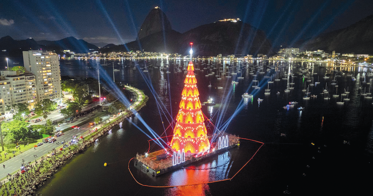 Brasilien, Rio de Janeiro: Ein schwimmender Weihnachtsbaum wird am Strand von Botafogo beleuchtet, um die Weihnachtszeit zu feiern. Foto: Bruna Prado/AP/dpa