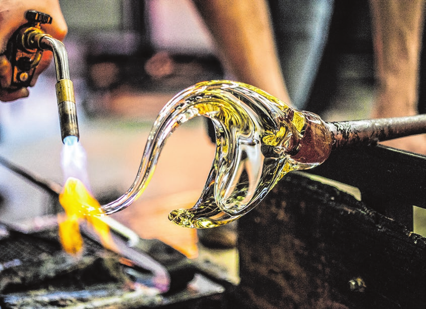 Kunsthandwerk: Viel Erfahrung und Geschick sind nötig, um die filigranen Figuren herzustellen. Foto: aetb/adobe stock.com