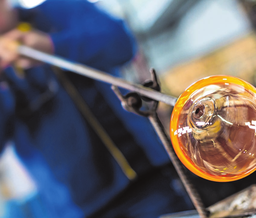 Einer Legende nach war es einst ein armer Glasbläser, der die Christbaumkugel erfand, weil er keine Nüsse und andere Naschereien hatte. Foto: Yordan Rusev /adobe stock.com