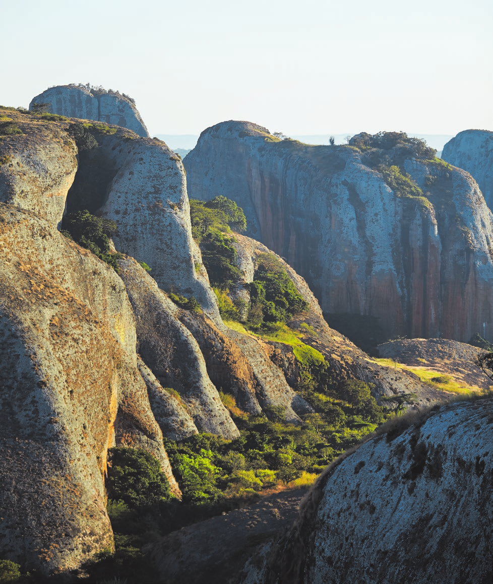 In sanftes Licht getaucht, scheinen die Felsformationen zum Leben zu erwachen. Foto: Robert Haidinger, Angola Tourism Board