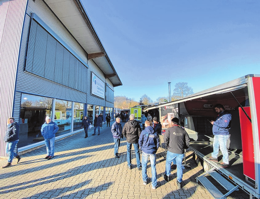 Interessierte können sich in den Ausstellungswägen der Partnerfirmen informieren. Foto: Axel Theurer