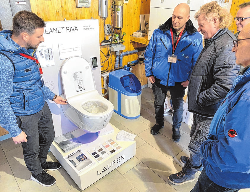 Besucher der Energietage ließen sich 2025 eine Duschtoilette vorführen. Foto: Axel Theurer