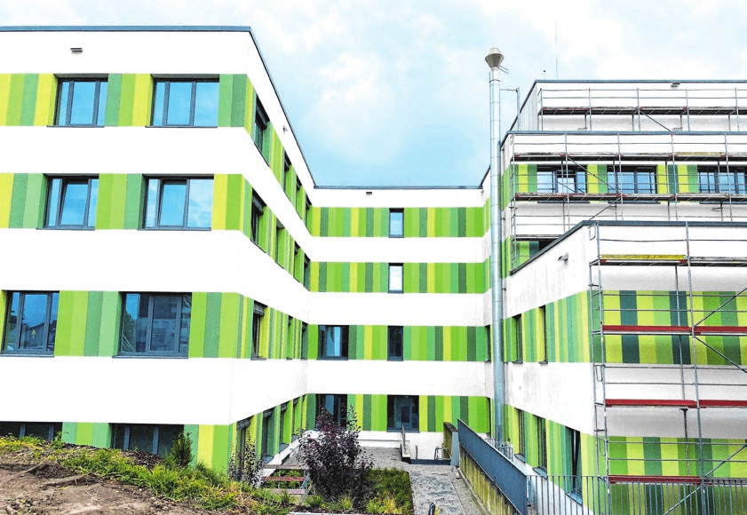 Der Anbau (links) ist über einen Verbindungsbau mit dem Klinik-Neubau (rechts) verbunden. Foto: Christine Hofmann