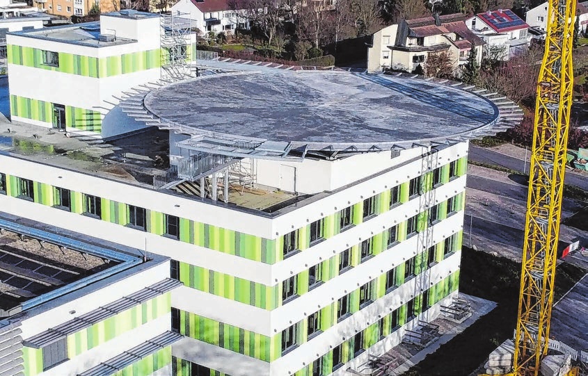 Die Investitionskosten für den Hubschrauberlandeplatz auf dem Dach des Anbaus betragen rund 5 Millionen Euro. Das Land fördert das Projekt zu 80 Prozent.