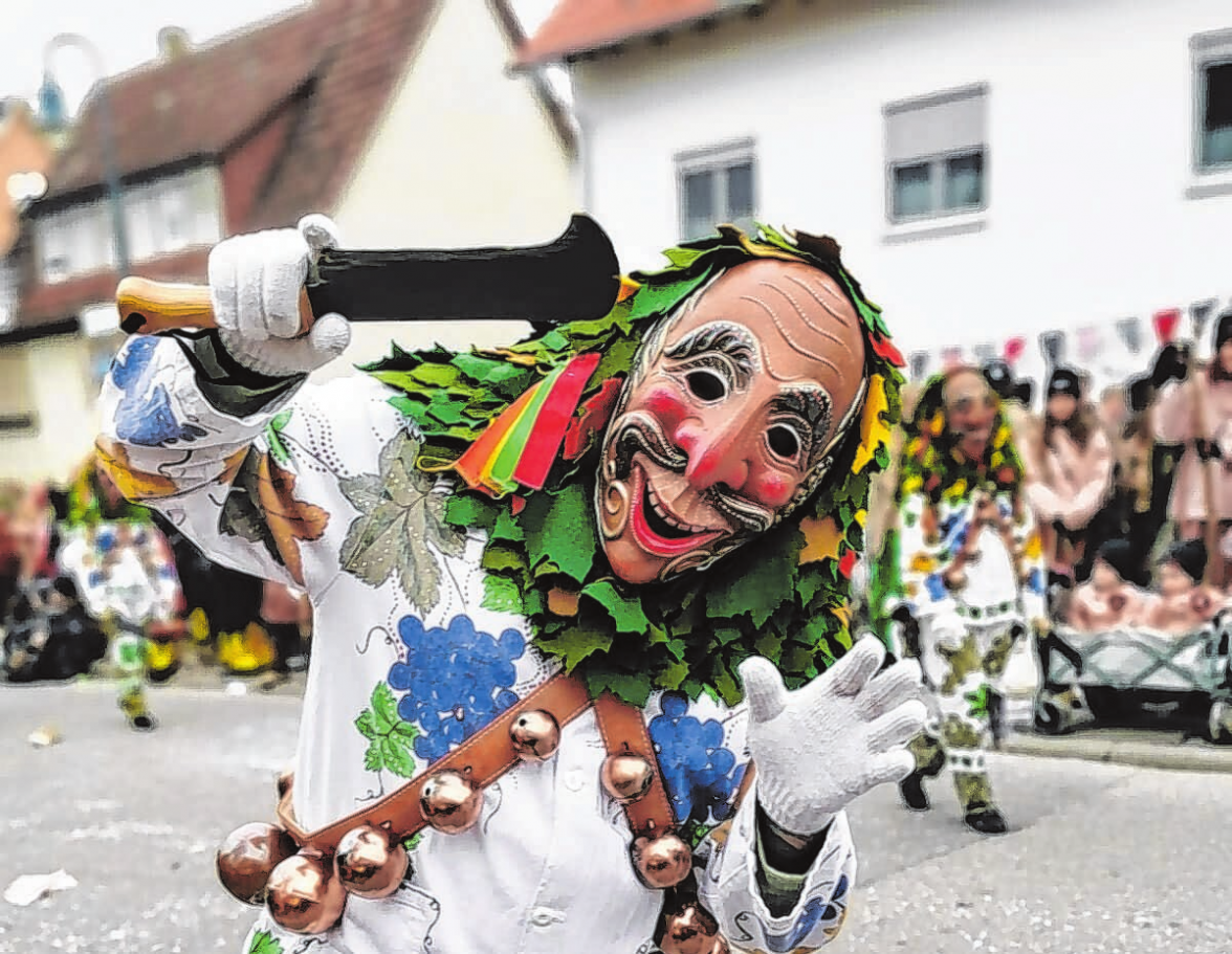 Der Dettinger Hôb treibt gern Schabernack, zu überhören ist er mit seinen Schellen nicht. Fotos: Narrenzunft Dettingen