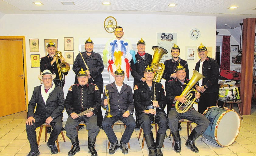 Die Besetzung des neuen Fasnetsspiels, freilich noch ohne die Bärte. Fotos: Hubert Pfister