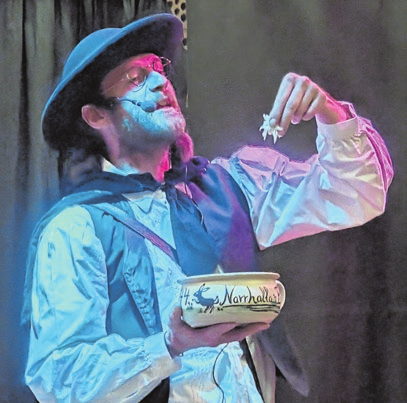 Der Narrenvogt zeigt, wie der Rettich genommen wird.