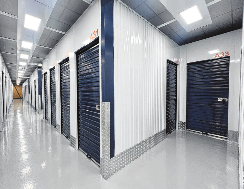 Lagerräume innerhalb eines modernisierten Bestandsgebäudes sowie Containerflächen stehen im Gewerbegebiet Au-Ost zur Verfügung. Fotos: privat