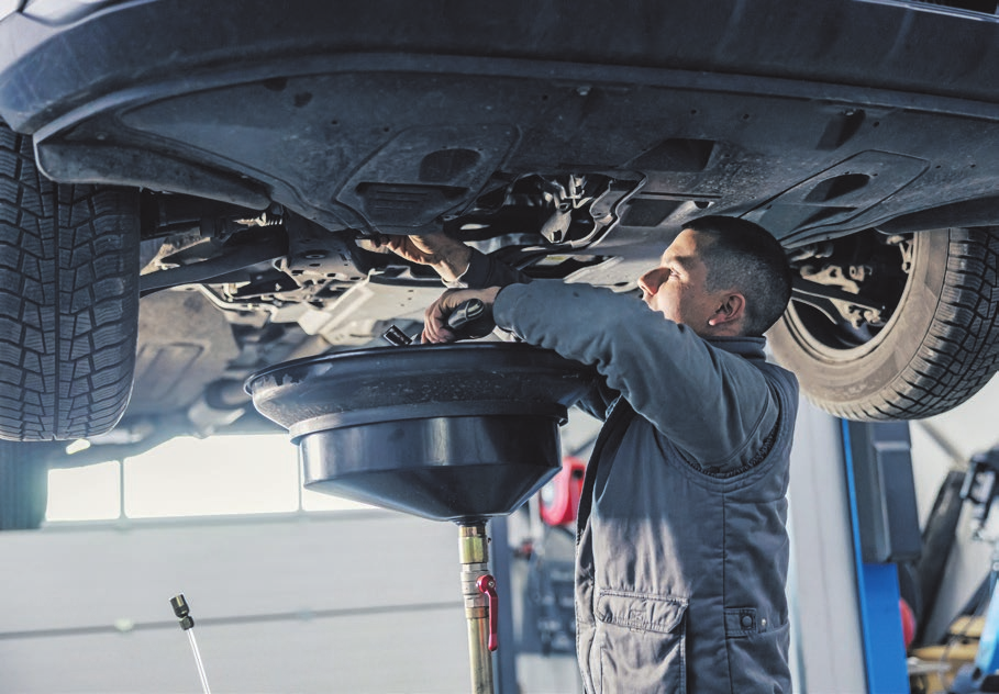 Egal ob Verbrennermotor, bei dem ein regelmäßiger Ölwechsel notwendig ist (Bild links), oder Elektromotoren, deren stromführende Leitungen orange markiert sind (Bild rechts): Die Werkstätten kennen sich aus. Foto: stock.adobe.com/Dusan Petkovic/patruflo