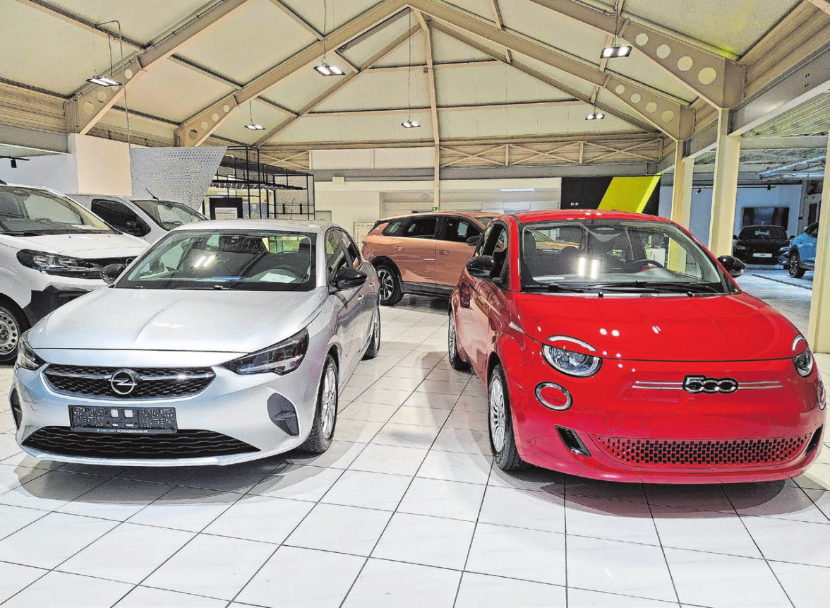 An der Fassade sind sie schon zu sehen, die beiden Logos von Fiat und Abarth. Im Innern wird es in den nächsten Monaten ebenfalls einige Veränderungen geben. Foto: Bettina Puth