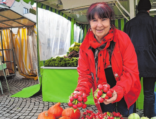 Waltraud freut sich über erste Radieschen.