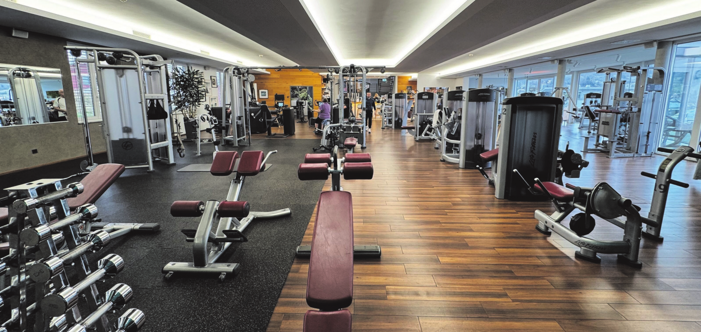 Das Fitnessstudio Injoy in Dettingen ist Treffpunkt für Menschen jeden Alters, die Freude an Fitness und Entspannung haben.