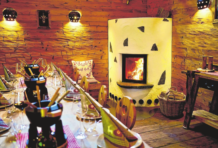 Urig und originell - die Fonduehütte. Gäste der Familie Hailfinger dürfen sich hier kulinarisch verwöhnen lassen.