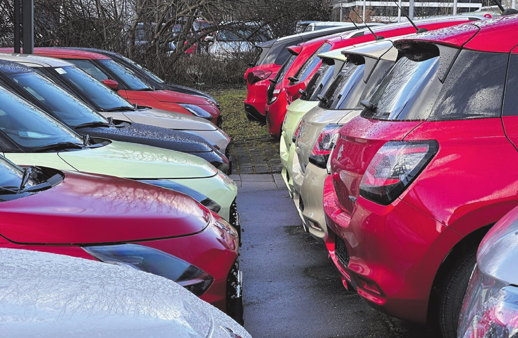 Der Suzuki e Vitara ist der erste vollelektrische Suzuki auf dem Markt. Er glänzt mit vielen Extras und einem unschlagbaren Preis (re.). Foto: Autowelt Heim