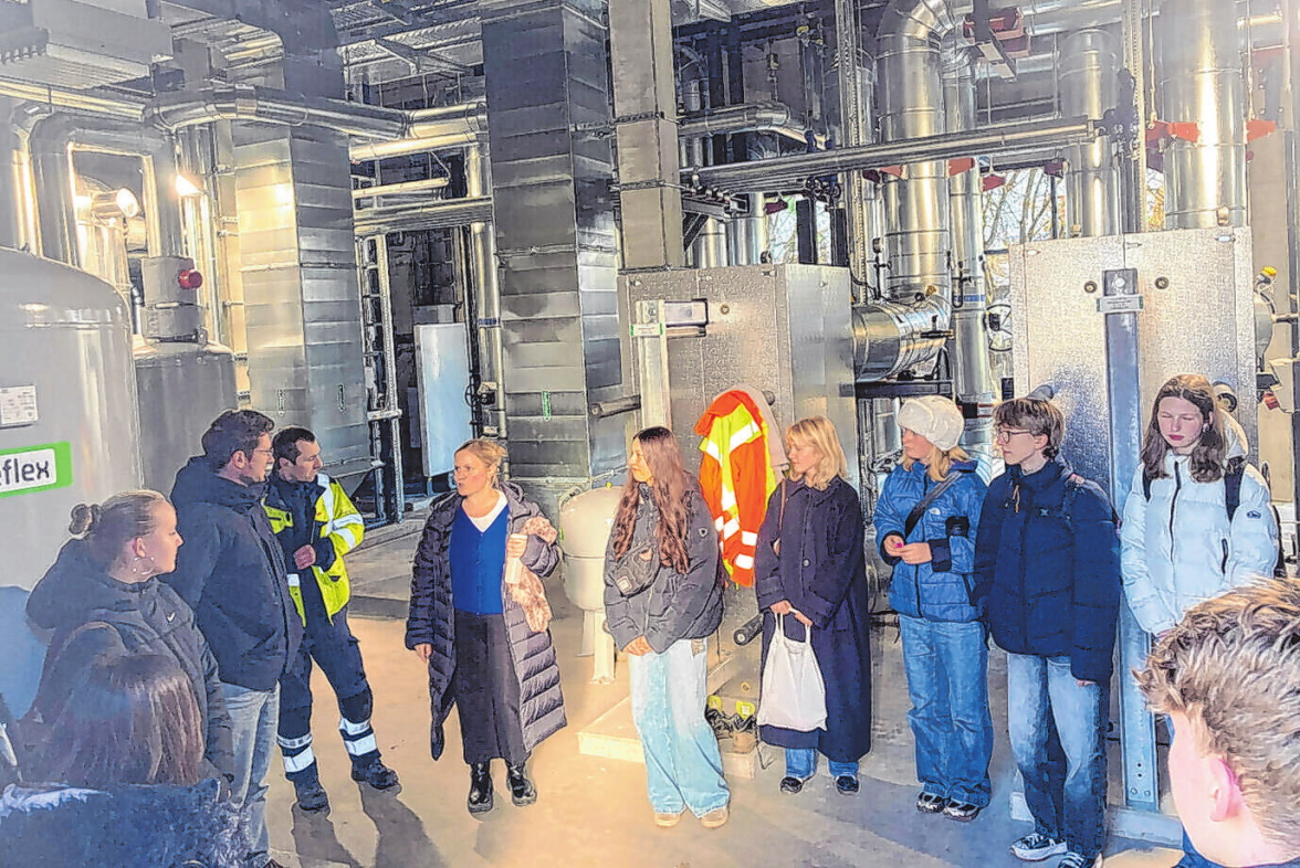 Die J1-er des Wildermuth-Gymnasiums Tübingen bei den Stadtwerken Tübingen. Foto: Katharina Brielmann/swt