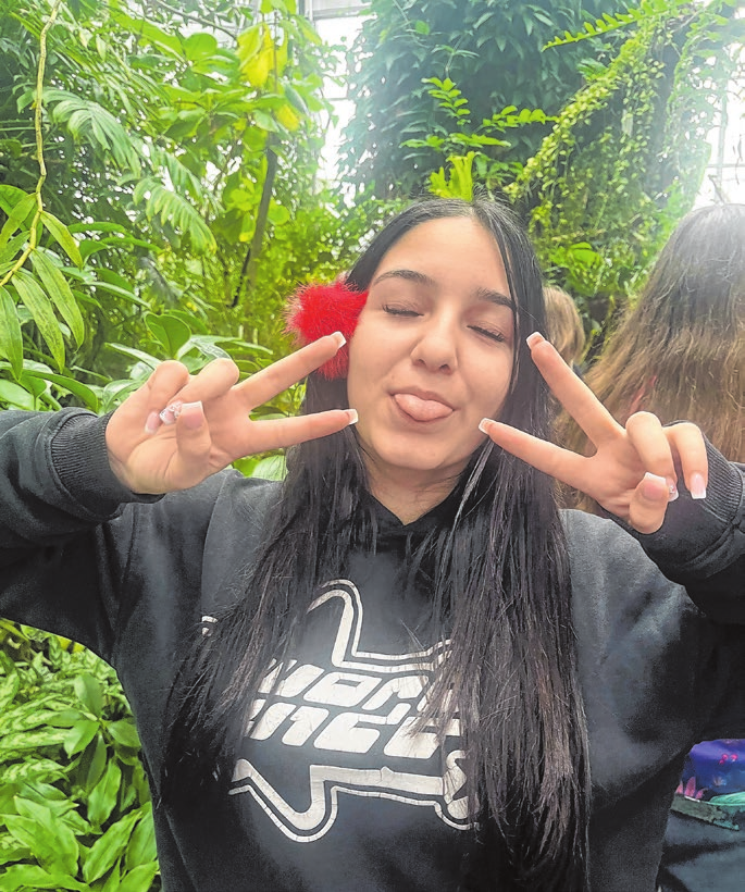 Aylin mit der Puderquastenblume im Haar.