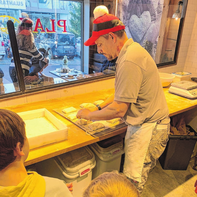 Handarbeit an der Theke.