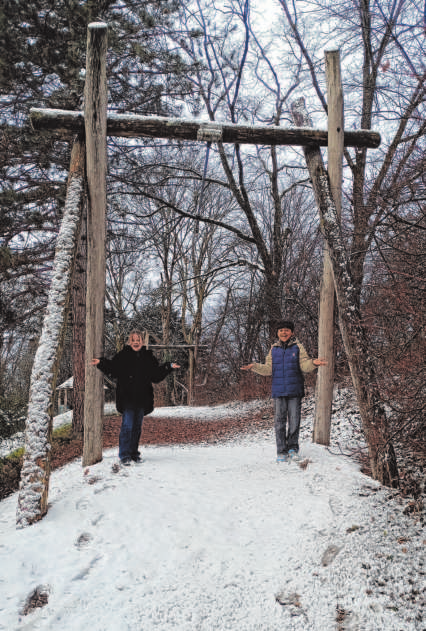 Aischbach-Spielplatz im Schnee Lena Heininger und Abdulrahman Amani stellen fest, dass der Sitz der Seilbahn fehlt.