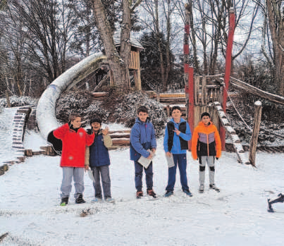 Aischbach-Spielplatz im Schnee (von links nach rechts) Noam Miron, Abdulrahman Amani, Gabriel Berger, Benjamin Schneider und Amir Kuzmenko
