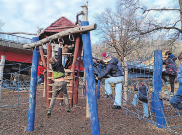 „3 in One Bewegungspark“ Klettern beim Bewegungspark.