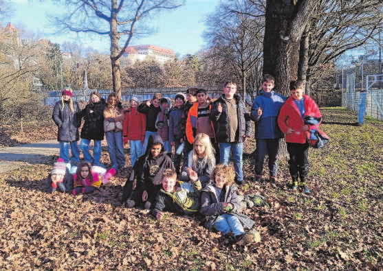 „3 in One Bewegungspark“ Schüler beim Bewegungspark mit Schloss im Hintergrund.