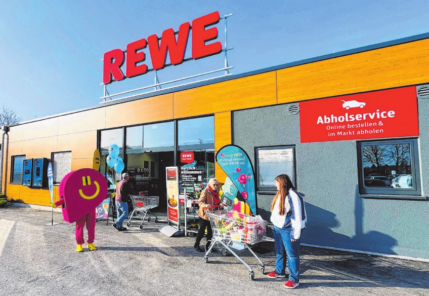 Bei strahlendem Sonnenschein eröffnete der neue REWE.
