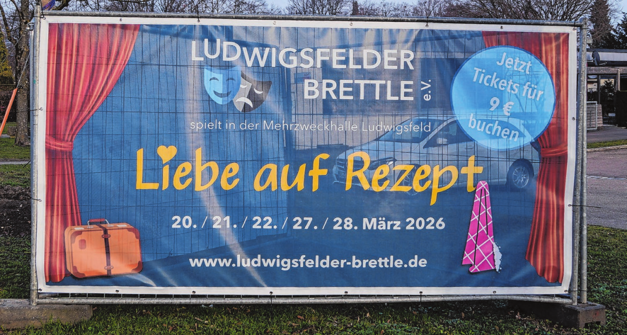Mit großen Bannern wird auf die Aufführung „Liebe auf Rezept“ hingewiesen. Foto: Petra Starzmann