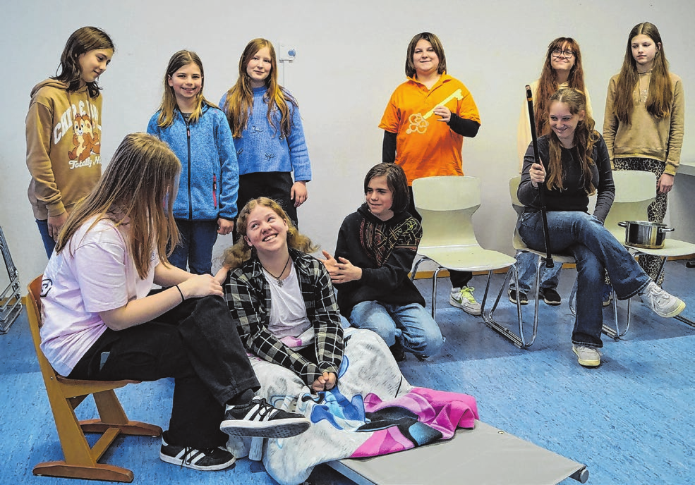 Die Ensemble-Mitglieder des Jungen Brettle sind fleißig am Proben für die Aufführungen im Juni. Foto: Petra Starzmann