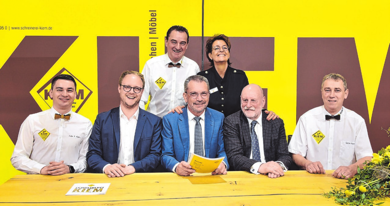 Beim Fachvortrag am Stand der Schreinerei Kiem kann man sich beispielsweise mittels Virtual Reality und 3-D-Brille in seiner geplanten Küche bewegen. Foto: Christina Kirsch