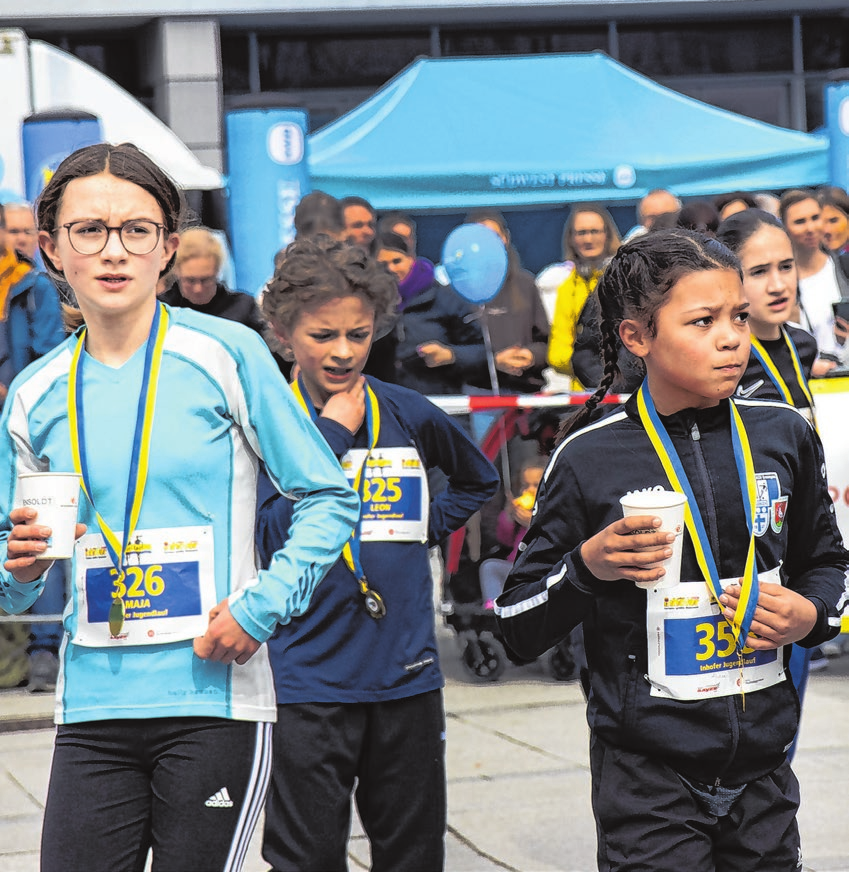Läufer aller Altersklassen und Leistungen gehen an den Start des zweiten Illerlaufs.