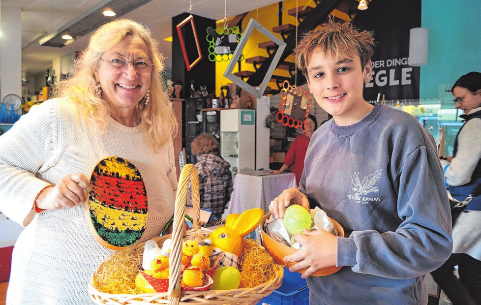 Die ehrenamtliche Leiterin Pia Schmücker und Praktikant Leon gestalten das "Haus der Dinge" österlich.